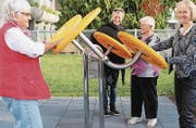 An den neuen Geräten kann man unter anderem die Muskulatur der Arme und Schultern stärken. (Bild: PD)