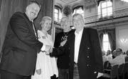 Glücklich pensioniert: Heini Bertschi und Renato Wullschleger (r.) nehmen Glückwünsche von Carlo Parolari und Elsbeth Aepli Stettler entgegen. (Bild: Brenda Zuckschwerdt)
