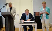 Schauspieler Markus Keller performt eine Rechtsquelle, während die Editoren Erich Trösch (links) und Doris Stöckly die erklärenden Kommentare dazu beisteuern. (Bild: Lukas Gerzner)