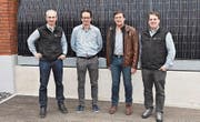Die Mitglieder der neuen Geschäftsleitung, Christian Wolf, Thomas Cadonau und Fabian Brühwiler, mit Manfred Baumgartner (2. v. r.), ehemaliger Präsident des Maschinenrings Ostschweiz-Liechtenstein. (Bild: rsc)
