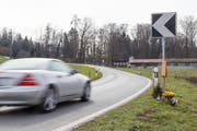 Auf der Untereggerstrasse gilt auch in Zukunft Tempo 80. Bei der Kurve erinnern Blumen an den tödlichen Unfall von 2017. (Bild: Rudolf Hirtl)