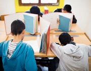 Minderjährige Asylsuchende bei einer Prüfung. (Bild: Keystone)