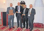 Gruppenbild auf Socken: Rehan Neziri, Stadtammann Andreas Netzle, Imam Bekam Alimi und Schulpräsident Jürg Schenkel. (Bild: Hana Mauder Wick)