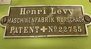 Dieses Schild bezeichnete jede der von der Maschinenfabrik Levy produzierte Fädelmaschine. (Bild: Picasa)