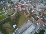Auf der grünen Wiese neben der evangelischen Kirche, dort wo auch die Villa Zangger steht, soll ein Kirchgemeindezentrum gebaut werden. (Bild: PD)