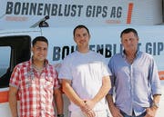Der «Neue», Bauleiter Michael Huber (l.), und Inhaber Wolfgang Steiger (r.) mit Vorarbeiter Silas Höhener. (Bild: Alessia Pagani)