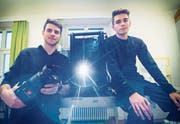 Raphael Kunz und Oliver Schümperli (r.) bauen den Beamer für die Tonlichtschau auf. (Bild: Andrea Stalder)