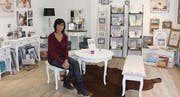 Lisa Carvalho in ihrer «Lieblingsecke» des neuen Fotostudios. (Bild: Franca Hess)