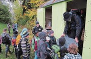 Primarschüler trotzen dem Wetter und erkunden im Rahmen der neuen «ausserschulischen Lernorte» die Natur. (Bild: PD)