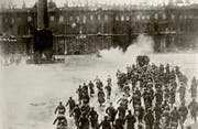 Diese Fotografie wurde zum Symbolbild der Revolution. Sie stammt allerdings nicht vom historischen Ereignis, sondern von der theatralen Nachstellung für Sergej Eisensteins Film "Oktober". (Bild: Heritage Images)