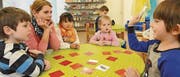 Leiterin Mirjam Warger spielt mit den Kindern der Sprachspielgruppe ein Memory-Spiel. (Bild: Manuel Nagel)