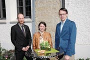 Pfarrer Andreas Schenk mit Daniela Frischknecht und ihrem Nachfolger Marco Seydel. (Bild: Rolf Rechsteiner)