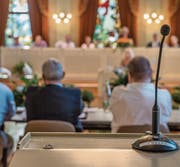 Der Eindruck täuscht: In der Fragestunde standen die Gemeinderäte häufig am Mikrofon. (Bild: Reto Martin)