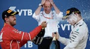 Sebastian Vettel duscht seinen Bezwinger Valtteri Bottas. (Bilder: Pavel Golovkin/AP)