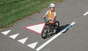Velo-Nachwuchs lernt die Bedeutung der Haifischzähne am Boden. (Bild: pd)