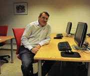 Stefan Müller im Lokal der Computeria in Herisau. Hier gibt er Seniorinnen und Senioren Kurse. (Bild: PAG)