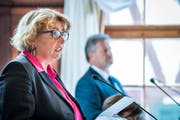 Justizdirektorin Cornelia Komposch (SP) verteidigte am Mittwoch im Grossen Rat die Idee, elf Polizeiposten zu schliessen. (Bild: Reto Martin)