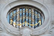 Oberhalb der alten Eingangstüre ist der Stifter des «Schpitools», Paravizin Hilty, in goldenen Lettern verewigt. (Bild: Katharina Rutz)