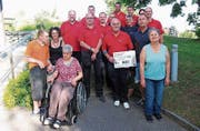 Das Brunch-OK der Feuerwehr Müllheim-Pfyn übergibt den Check an Vertreter des Wohnheims Stiftung Lerchenhof. (Bild: Marlies Kunz)