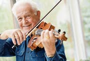 Walter Schönbächler übt jeden Tag mindestens eine Stunde auf seiner Violine. (Bild: Donato Caspari)