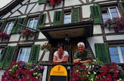 Wirtin Pia Glättli und ihr Nachbar Walo Münger vor dem «Bären», der auch heute noch ein wichtiger Dorftreffpunkt ist. (Bilder: Nana do Carmo)