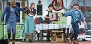 Michel aus Lönneberga (rechts) tanzt beim Festschmaus für die Kinder aus dem Armenhaus. (Bild: PD)