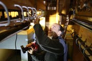 Orgelbauer Matthias Hugentobler arbeitet in einem Raum unterhalb der Orgel-Pfeifen an Renovationsarbeiten. (Bild: Jolanda Riedener)