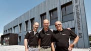 Markus Burkard, Andreas Schmidt und Roger Mussoi sind die drei Aktionäre der Strässle Installationen AG und stolz auf die grösste Blaublech-Fassade des Landes, welche das neue Firmengebäude schmückt. (Bild: Manuel Nagel)