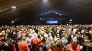 Blick in die Tennishalle von Unterwasser, wo Rechtsextreme an einem Konzert feierten. (Bild: Antifa Bern)