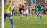 So frei wie letztes Jahr beim 0:18 in Sevelen darf man die Super-League-Spieler im Dress des FC Vaduz nicht zum Schuss kommen lassen. (Archivbild: Robert Kucera)