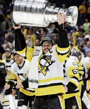 Pittsburghs Clublegende Sidney Crosby hält voller Stolz die Stanley-Cup-Trophäe in die Höhe. (Bild: Mark Humphrey/AP)