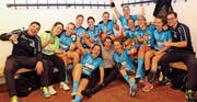 Haben nach dem Aufstieg allen Grund zu jubeln und zu feiern – die Frauen des Handballclubs Rorschach-Goldach. (Bild: Res Lerch)
