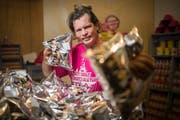 Valentin Stettler, der Chef der Stedy Gwürz AG, posiert an seinem Stand an der Olma 2017. (Bild: Benjamin Manser)