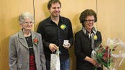 Annemarie Senn (SV Buchs, Ehrung für 50 Jahre Aktivmitgliedschaft), Jonas Fischer (SV Gams) und Doris Deuring (SV Grabs). (Bild: PD)