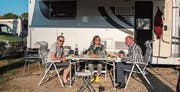 Dank des schönen Wetters konnte die kleine Gruppe aus Sevelen mit Rolf und Anita Järmann sowie Johann Affentranger immer im Freien essen. (Bilder: Rolf Järmann)