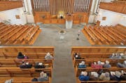 Viele leere Bänke in den Kirchen: Ein Bild, das sich in den kommenden Jahren wohl immer öfters zeigen wird. (Bild: ky/Alessandro Della Bella)