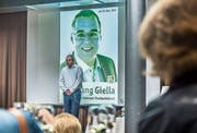 Wolfgang Giella vor einem Wahlplakat an einem Kennenlern-Apéro. (Bild: Jil Lohse (29. September 2017))