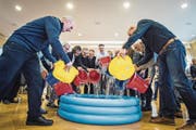 Vertreter der Stadt, Schule und des Pro-Komitees leeren gut gelaunt Wasser ins symbolische neue Bad. (Bild: Reto Martin)