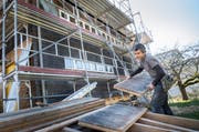 Frauenfeld TG - Ein Haus zieht um. Peuss Hürlimann verschiebt sein Holzhaus nach 18 Jahren nach Biel. (Bild: Andrea Stalder)