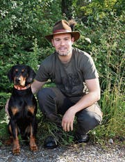Jagdaufseher Michel Rosset ist zusammen mit seinem Hund Hamer, einer Slowakischen Schwarzwildbracke, unterwegs im Jagdrevier Sommeri. (Bild: Yvonne Aldrovandi-Schläpfer)