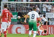 Der entscheidende Moment: Albian Ajeti (Nummer 27) behält die Nerven und verwertet ein Steilzuspiel kurz vor Schluss souverän. (Bild: Andy Müller/Freshfocus)