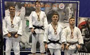 Der Weinfelder Judoka Thimon Solci ganz rechts aussen auf dem Siegerpodest des Judo-Turniers in Eindhoven. (Bild: PD)