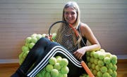 Jael Schwarz daheim auf ihrem selbergemachten Tennisballstuhl. (Bild: Maya Heizmann)