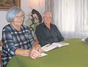 Claire und Kurt Leimann in ihrem Wohnzimmer. (Bild: Caspar Hesse)