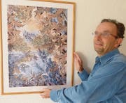 Künstler Herbert Ramsauer richtet eines seiner Bilder aus. (Bild: PD)