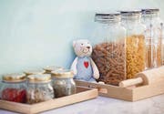 Wiederverwendbare Glasbehälter statt Plastik und andere Verpackungen, die in den Abfall wandern: Auch das ist Zero Waste Life. (Bild: fotolia)