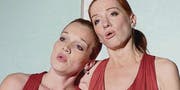 Ganz in Rot: Die Sopranistin Sara Hugelshofer und die Mezzosopranistin Milena Bendakova bei einem gefühlvollen Duett. (Bild: kli)