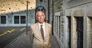 Pavel Hoffmann vor dem St. Galler Schulhaus Hadwig. Hier hat er nach seiner Rettung aus Theresienstadt 1945 einige Tage gelebt. (Bild: Urs Bucher)