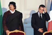 Empfang in Paris: Libyens Ex-Diktator Muammar al-Gaddafi zu Gast bei Nicolas Sarkozy. (Bild: Patrick Herzog/AP (Paris, 10. Dezember 2007))