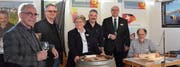 Roland Studer (Gewerbe-Präsident), Christian Boller (Tourismus Region Diessenhofen), Beatrice Hanhart (Präsidentin, Tourismus Region Diessenhofen), Beat Schindler (WeinKeller sh), Markus Birk (Stadtpräsident), und Martin Kuhn (Geigenbauer) warben im Hinterthurgau für die Region Diessenhofen. (Bild: Christoph Heer)